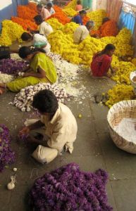 bangalore-flower-market-making-garlands