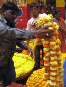 bangalore-flower-market-selling